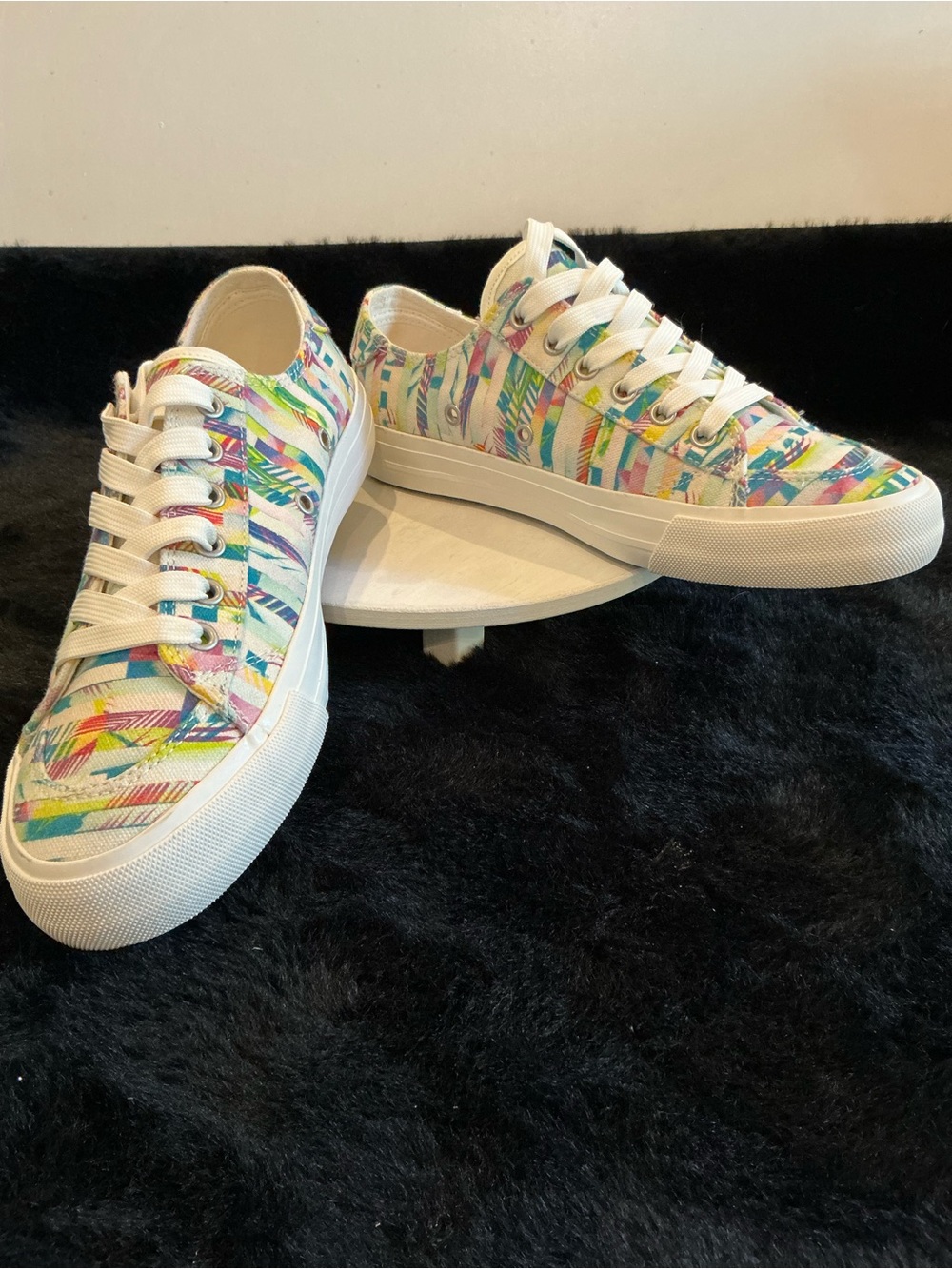 Swing Dish Canvas Turf/Golf Shoes in ‘Love’ Pattern Women’s 8.5